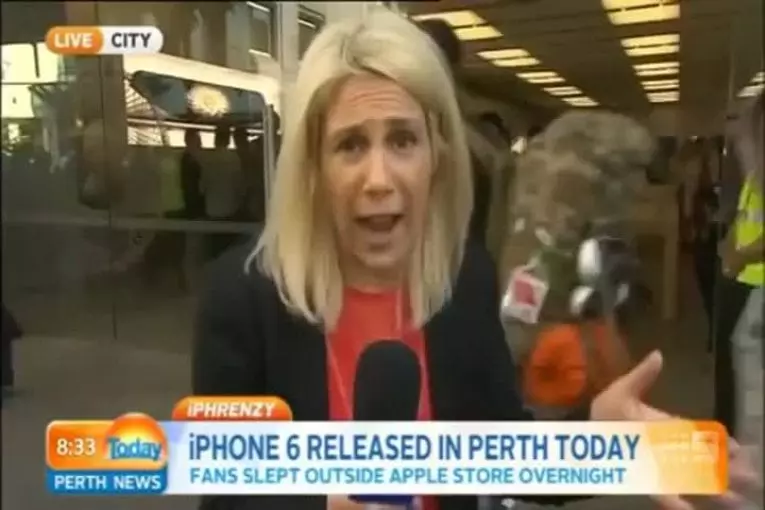 Première personne à acheter un iphone tombe immédiatement lors de l’entrevue