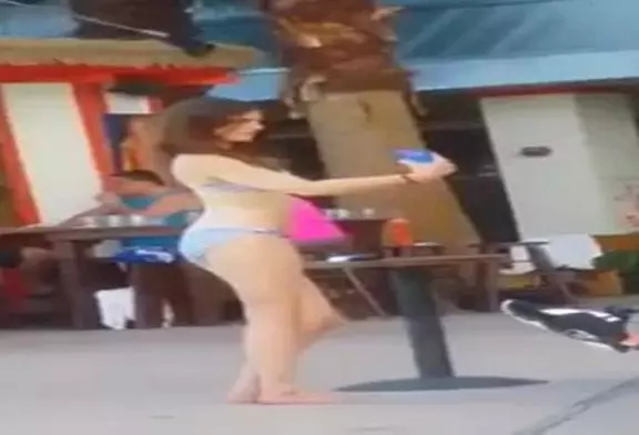 Cette fille a besoin d’une bonne minute pour prendre une selfie bikini