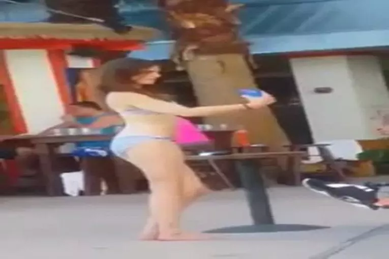 Cette fille a besoin d’une bonne minute pour prendre une selfie bikini