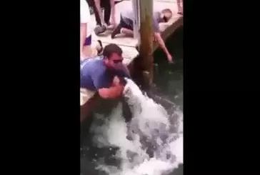Attraper un poisson de manière virile