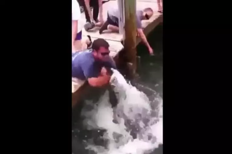 Attraper un poisson de manière virile