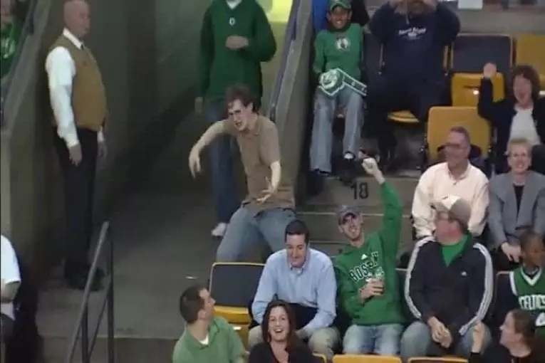 Gars éclate dans la danse pendant le match