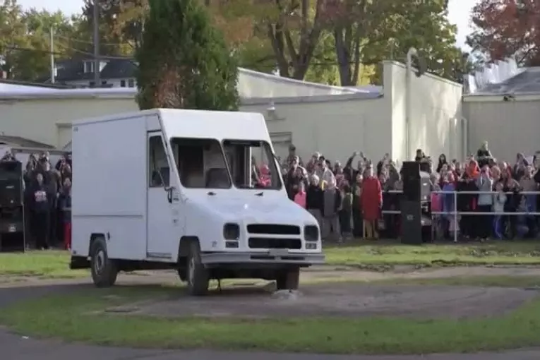 Van se fracassé par £ 1,200 potiron au festival