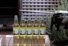 Ouvrir cinq bières avec une tronçonneuse