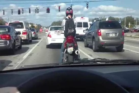 Comment passer le temps à un feu rouge