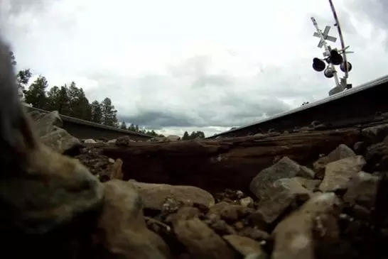 GoPro assis sous un train de 75 mph