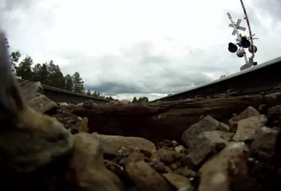 GoPro assis sous un train de 75 mph