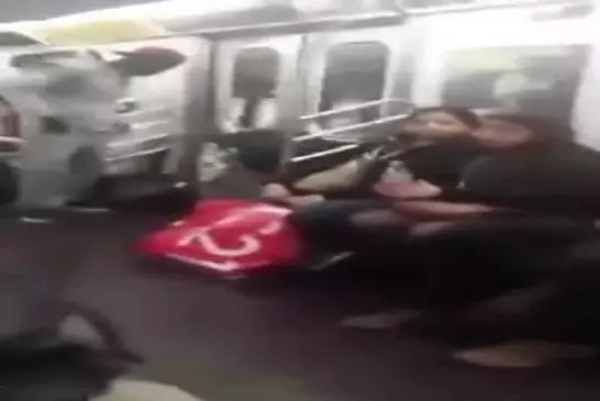 Artistes acrobates fous sur un métro de New York