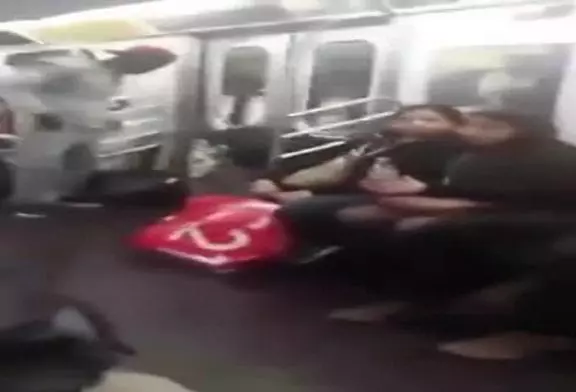 Artistes acrobates fous sur un métro de New York