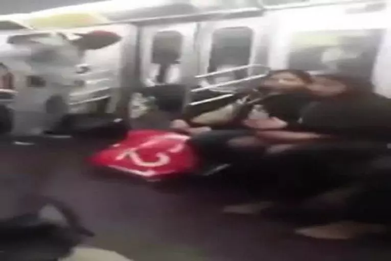 Artistes acrobates fous sur un métro de New York