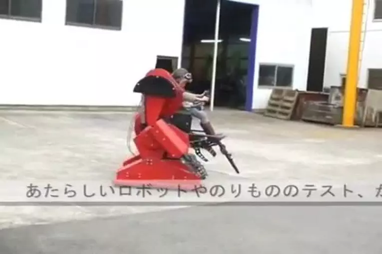 Enfant japonais avec un costume mécanique