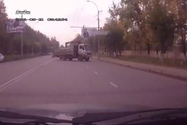 Un homme de la police saute dans une voiture pendant une course-poursuite à grande vitesse