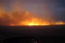 Une traînée de poudre envahit voiture sur une autoroute