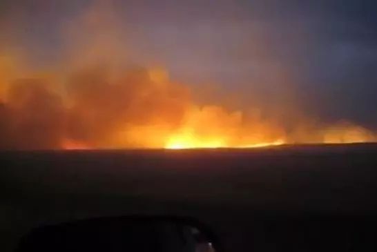 Une traînée de poudre envahit voiture sur une autoroute