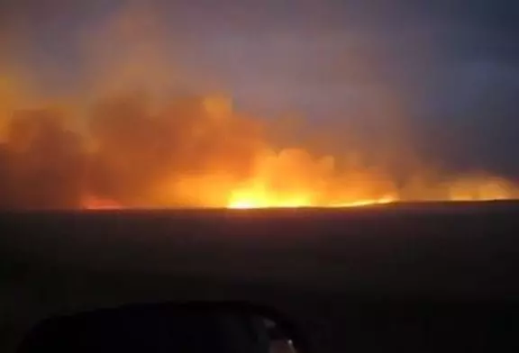 Une traînée de poudre envahit voiture sur une autoroute