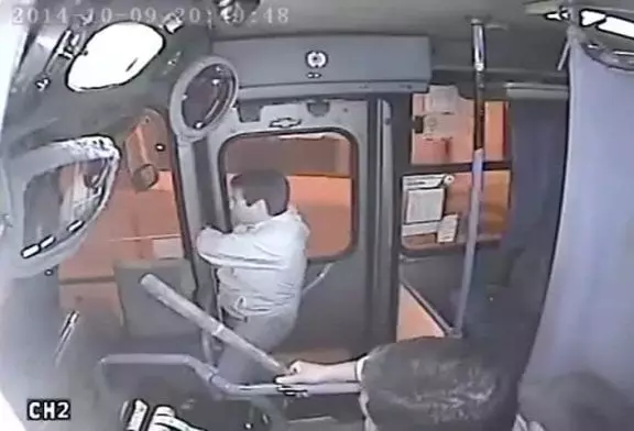 Mec tente de voler une dame sur un bus, il ne devrait ce qui suit