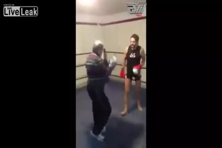Vieil homme renverse boxeur