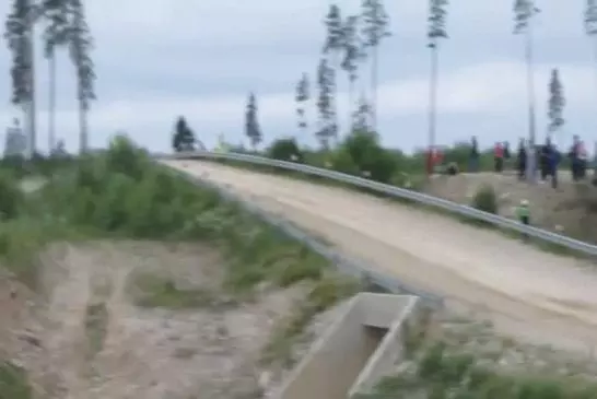 Rallye voiture vole dans les airs après grand saut