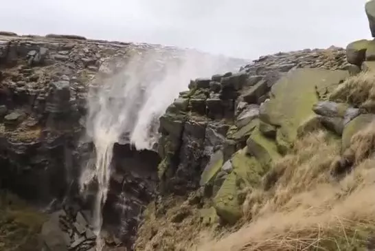 Kinder Downfall, la cascade qui coule vers le ciel