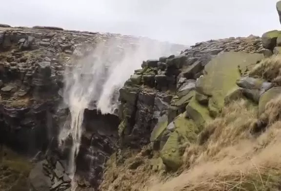 Kinder Downfall, la cascade qui coule vers le ciel