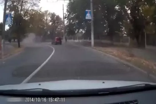 Gars essaie de doubler sur un coin et percute une ligne électrique