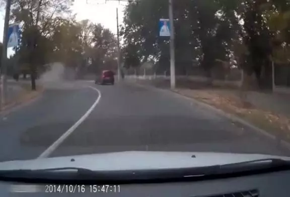 Gars essaie de doubler sur un coin et percute une ligne électrique