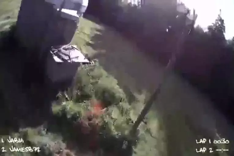 Quadcopters courent un circuit de course de pointe