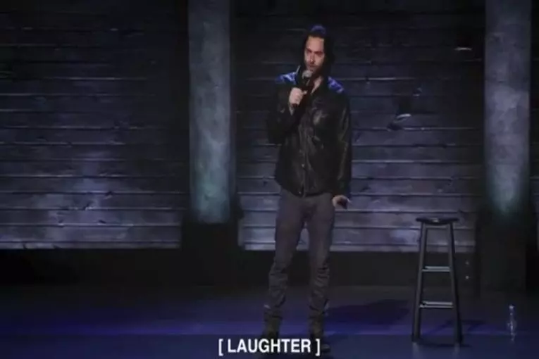 Chris D’Elia personnifie parfaitement chaque fille ivre