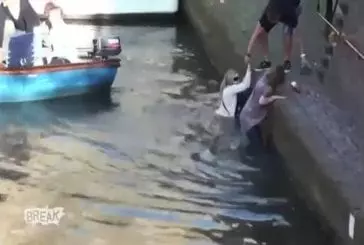 Touristes tombent dans le canal