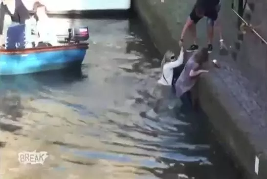 Touristes tombent dans le canal