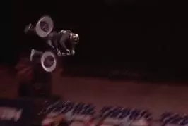Cycliste effectue un premier tour du monde de BMX