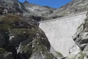 Bouquetin défie la gravité sur barrage italien vertical