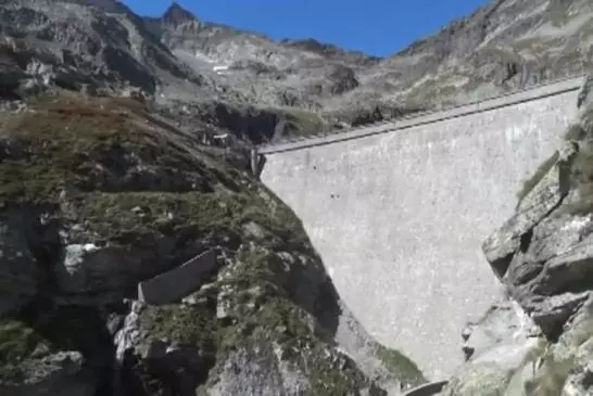 Bouquetin défie la gravité sur barrage italien vertical