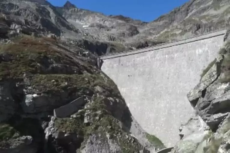 Bouquetin défie la gravité sur barrage italien vertical