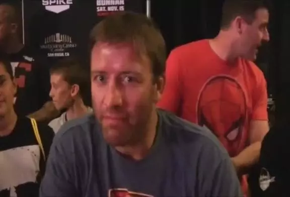 Stephan Bonnar fracasse la caméra de fans