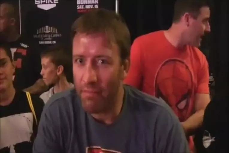 Stephan Bonnar fracasse la caméra de fans