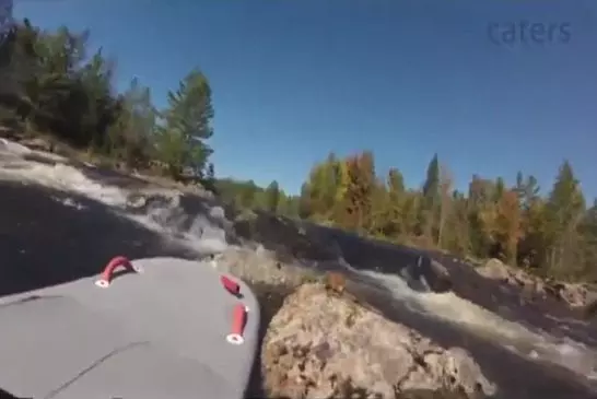 Boarder héroïque de la rivière sauvetages noyade écureuil