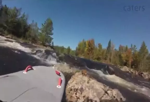 Boarder héroïque de la rivière sauvetages noyade écureuil