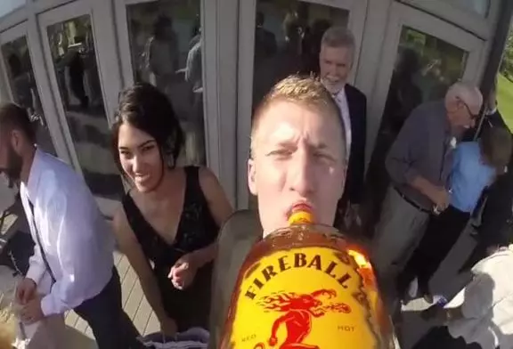 GoPro attachée à une bouteille de whisky durant un mariage