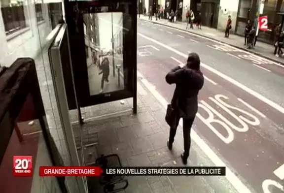 Incroyable stratégie publicitaire dans un abris-bus