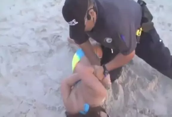 Fille en bikini résiste à une arrestation policière