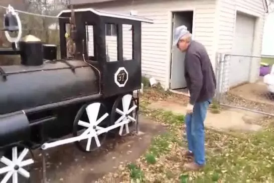 Ce mec a construit son propre train à vapeur