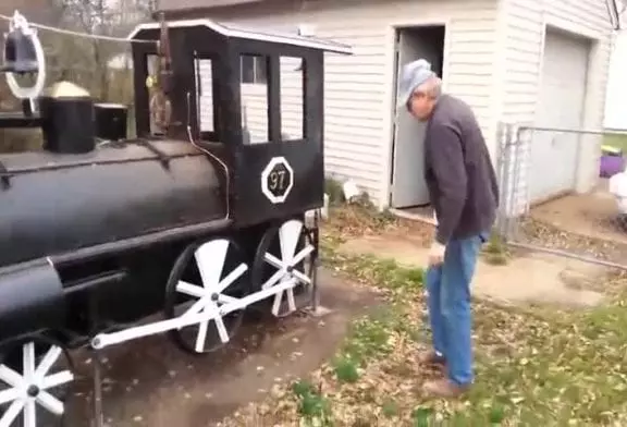 Ce mec a construit son propre train à vapeur