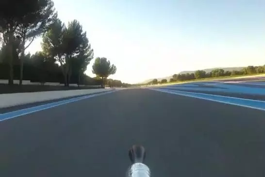 Vélo fusée dépasse une ferrari