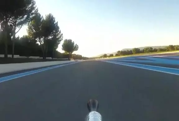 Vélo fusée dépasse une ferrari