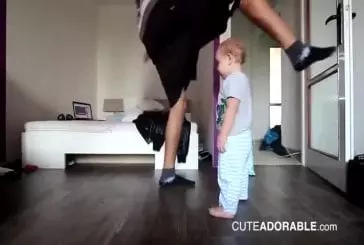 Adorable enfant de 2 ans fait du break dance avec son père