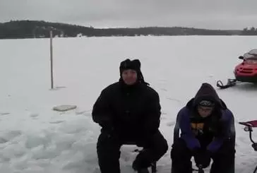 Pêche sur de la glace canadienne