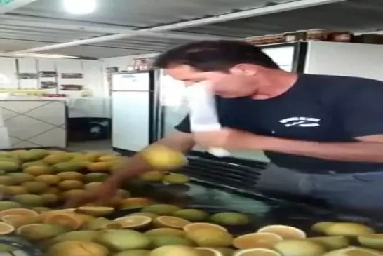 Mec coupe des citrons comme dans Fruit Ninja