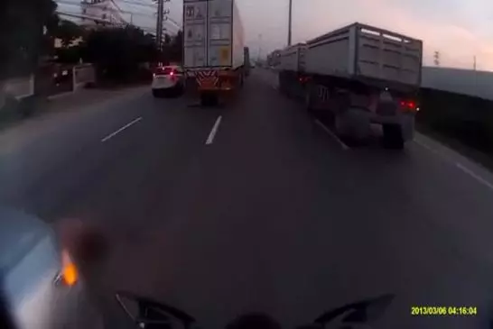 Motocycliste est incroyablement chanceux d’être vivant