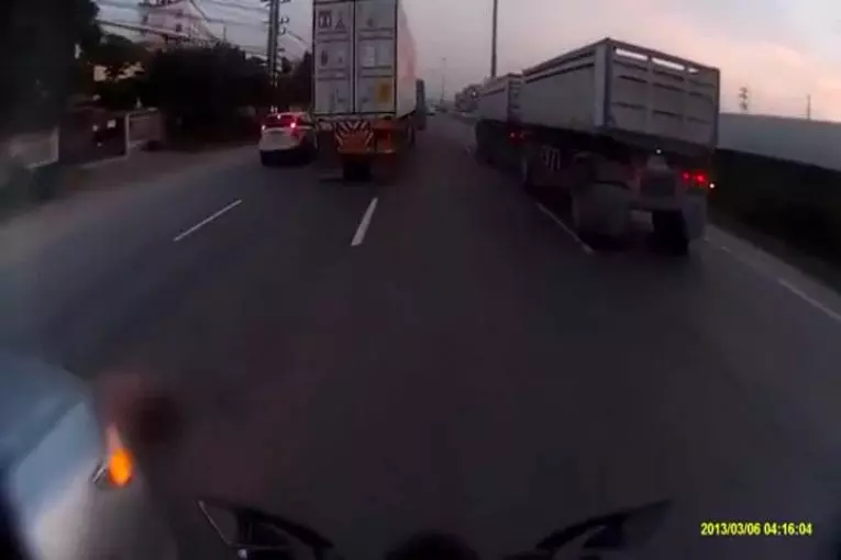 Motocycliste est incroyablement chanceux d’être vivant